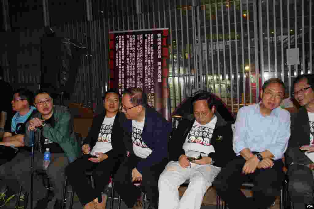 香港泛民在中环展开“绝食争普选”行动的第三晚现场(美国之音图片/海彦拍摄)