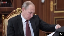 俄罗斯总统普京在开会时看报纸(2017年1月16日)