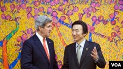 2013年4月12美国国务卿克里(左)到达首尔和韩国外交通商部长官尹炳世(右)在举行会谈前握手拍照