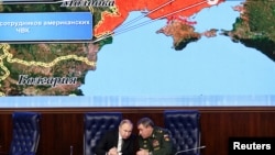 资料照 - 2021年12月21日在莫斯科国防部领导小组召开的扩大会议上,普京总统正在同俄罗斯总参谋长瓦列里·格拉西莫夫(Valery Gerasimov)交谈。