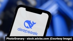资料照片:在手机上安装的中国人工智能应用DeepSeek