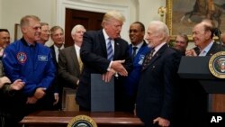 美国总统川普在白宫和前宇航员握手(2017年6月30日)