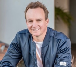 好莱坞制片人、《投喂中国龙》一书的作者克里斯·芬顿(Chris Fenton)。 (照片由本人提供)