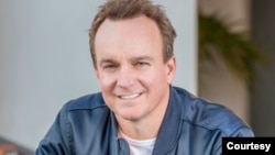 好莱坞制片人、《投喂中国龙》一书的作者克里斯·芬顿(Chris Fenton)。 (照片由本人提供)