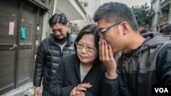 民进党主席蔡英文(中)听取幕僚意见。(2015年3月18日,美国之音记者方正拍摄)