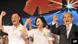 蔡英文和竞选伙伴苏嘉全(左)以及苏贞昌(右)在民进党代表大会上