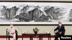 美国副国务卿谢尔曼在天津与中国外长王毅会面。(2021年7月26日)