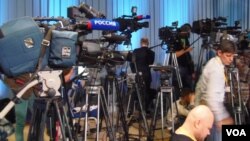 2013年末普京新闻会上的俄罗斯官方,以及其他媒体。(美国之音白桦拍摄)