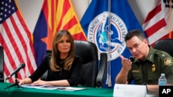 美国第一夫人梅拉妮娅·川普在访问位于亚利桑那州图森的一处美国海关与边境保护局设施期间与美国边境巡逻局图森段总巡逻员鲁道夫·卡里什交谈。(2018年6月28日)