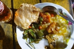 Bubur juga kuliner yang ada di banyak daerah di Indonesia dengan variasi pada sayurnya. (Foto: VOA/Nurhadi Sucahyo)