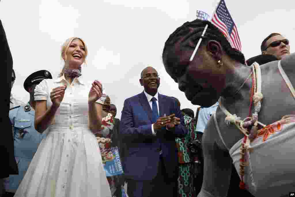 美国白宫高级顾问伊万卡·特朗普2019年4月17日抵达科特迪瓦的阿佐佩 ,当地女子以舞蹈欢迎她,伊万卡也加入舞蹈。她在当地宣布美国国际开发署(USAID)和私营企业将向可可行业的女性提供200万美元的资助。女性经营的农业合作社“凯亚”就是一个范例。伊万卡·特朗普说:“想象一下,如果我们新增300多个这样的组织,那会有多少女性从中受益。”特朗普政府创立了促进发展中国家女性就业的新项目“妇女全球发展和繁荣计划”,旨在帮助“凯亚”这类项目中的女性。世界可可基金会的蒂姆·麦考伊说:“伊万卡明显受到了非常热烈的欢迎,显然,这些女性对美国正在进行的投资非常兴奋,她们也加快了投资步伐。”  