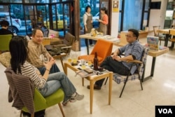 罗文嘉的书店开在台北市大安区的一个老社区内。(美国之音记者方正拍摄)