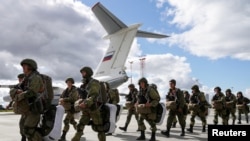 俄罗斯伞兵准备登机前去参加俄罗斯与白俄罗斯举行的代号为“西方2021”联合军演。(2021年9月13日)