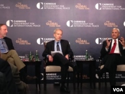 卡内基国际和平基金会就举办的讨论会上两位资深研究员:中国问题专家史文(Michael Swaine,左)和国际安全与亚洲战略专家阿什利·泰利斯(Ashley Tellis,右)(2015年5月中旬,美国之音钟辰芳拍摄)