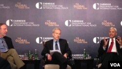 卡内基国际和平基金会就举办的讨论会上两位资深研究员：中国问题专家史文(Michael Swaine，左)和国际安全与亚洲战略专家阿什利·泰利斯(Ashley Tellis，右)（2015年5月中旬，美国之音钟辰芳拍摄）