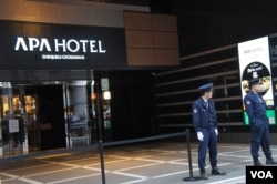 APA新宿御园酒店门外周日也有警察把守,里面营业不受影响,抗议信也没能递送进去