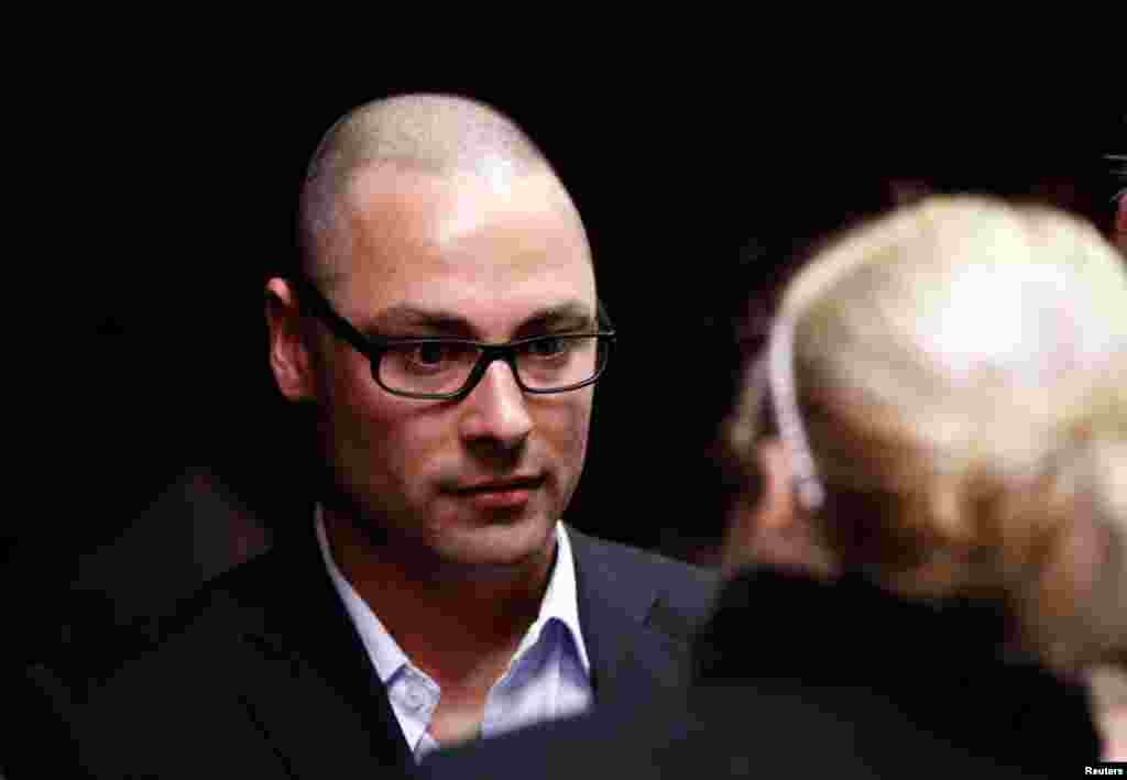 Anh trai Carl Pistorius tham dự phiên tòa xét đơn xin tại ngoại cho em mình ở Pretoria, ngày 15 tháng 2, 2013.