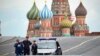 资料照片：2023年6月28日，警察站在俄罗斯莫斯科空旷的红场上，背景是圣巴西尔大教堂。(美联社照片)