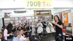 独立中文笔会会长贝岭在2014年度颁奖礼致词(美国之音图片)