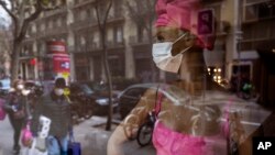 巴塞罗那商店橱窗戴口罩的人体模型。(2020年3月14日)