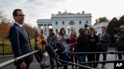 美国财政部长姆努钦(Steve Mnuchin)2018年12月3日在白宫对记者谈论对华贸易谈判。