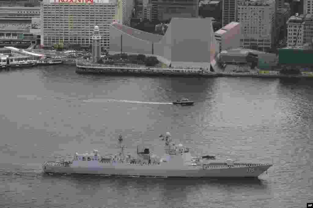 中国驱逐舰银川号访问香港后,驶过维多利亚港(2017年7月11日)