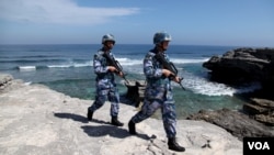 中国海军军人在永兴岛(西沙群岛的岛屿之一)巡逻( 2016年1月29日)