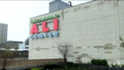 美国万花筒: 民众到阿里中心悼念拳王 美国万花筒: 民众到阿里中心悼念拳王