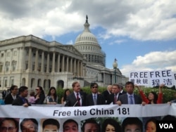 良心犯家属在国会山 (美国之音 杨晨拍摄)