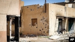反政府军根据地米苏拉塔的房屋受到重创,弹痕累累