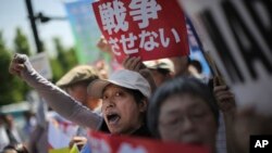 数以百计的群众在日本首相府外面示威,反对解禁集体自卫权新安保法的相关法案,他们举着的标语牌上写着“不要战争”(2015年5月14日)