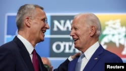 美国总统拜登与北约秘书长斯托尔滕贝格在立陶宛首都维尔纽斯出席北约峰会。(2023年7月11日)