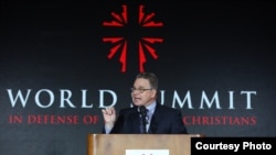 2017年5月12日,美国国会共和党籍议员克里斯·史密斯在捍卫受迫害基督徒世界峰会上讲话(史密斯议员办公室提供)