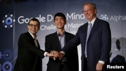 世界围棋冠军李世石 (中)与阿法狗机器人打擂台前在首尔举行了新闻发布会 (2016年3月8日)