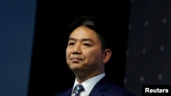 中国京东集团CEO刘强东在北京出席一个商业会议。(2017年6月9日)