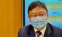 香港浸会大学政治及国际关系学系副教授陈家洛表示,民调结果反映人大修改香港选举制度的决定不得人心,甚至民主之路已经断了。 (美国之音/汤惠芸)