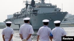 英国皇家海军“海神之子”号船坞登陆舰抵达东京晴海港。(2018年8月3日)