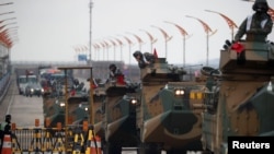 资料照:参加美韩“鹰鹞”联合军演的韩国海军陆战队的两栖突击车。(2018年4月5日)