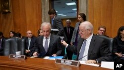 参议院外委会主席科克(左,Sen. Bob Corker, R-TN)和卡丁参议员(Sen. Ben Cardin, D-MD)在外委会听证会之前(2017年11月14日)
