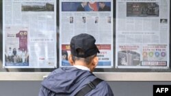 Báo chí trưng bày trên đường phố Seoul cho biết về việc Triều Tiên gửi hàng ngàn quân đến tiền tuyến ở Ukraine