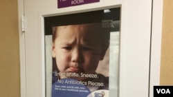 资料照片:首都华盛顿近郊马里兰州罗克韦尔市一家药店/杂货超市呼吁人们不要因为流鼻涕、打喷嚏等感冒或流感症状就动辄服用抗生素的招贴画。