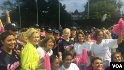 2017年6月21日第九届美国国会女子垒球赛,国会女议员比赛结束后拍照 (美国之音李逸华摄)