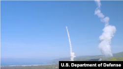 范登堡空军基地两枚拦截导弹在2019年3月25日的试验中腾空而起(美国国防部照片)