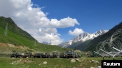 资料照:印度军队准备开往拉达克地区的军车。(2020年6月16日)