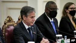 美国国务卿布林肯(左)、国防部长奥斯汀(中)在多哈与卡塔尔官员会谈。(2021年9月7日)