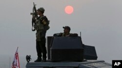 Lực lượng chống khủng bố tinh nhuệ của Iraq tiến về các khu vực của Nhà nước Hồi giáo, tại làng Tob Zawa bên ngoài Mosul, 24/10/2016.