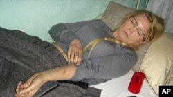 路透社4月27日获得的照片显示,乌克兰前总理季莫申科展示她所称的在乌克兰监狱里受的伤