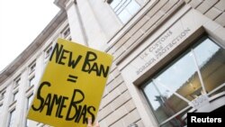 2017年3月7日,移民活动人士在华盛顿美国海关与边界保护局总部外面聚会反对川普新推出的旅行禁令。