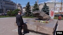 1990年竖立在前克格勃总部大楼广场前的“索洛维茨”巨石,悼念苏共政权政治迫害遇难者。