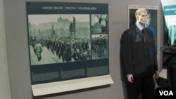 布拉格共产主义博物馆中的展品显示,1948年2月共产党在捷克斯洛伐克组建自己的武装,“人民警察”。